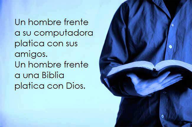 Un hombre frente a su Biblia