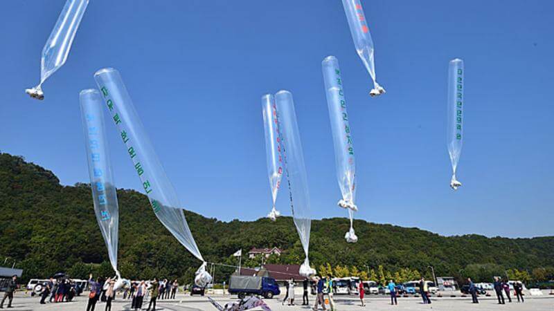 Envían Biblias en globos para cristianos de Corea del Norte