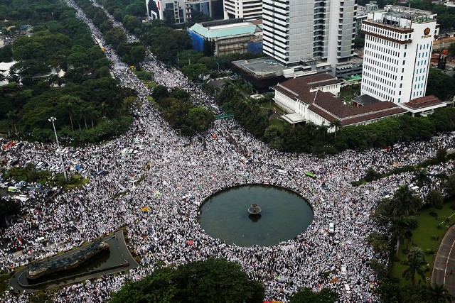 Miles de musulmanes protestan por no aceptar gobierno cristiano