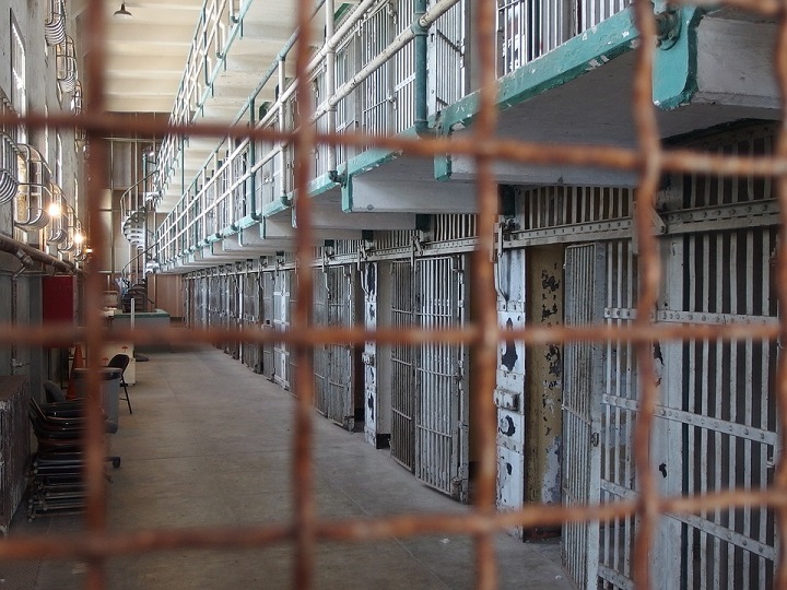 Prohíben a prisioneros cantar a Dios, pero ellos se revelan adorando con silbidos