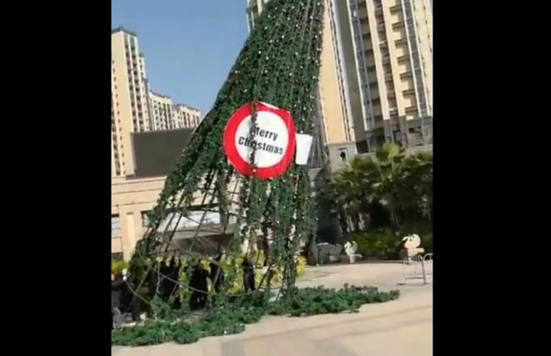 China derriba árboles de Navidad y espía a las iglesias