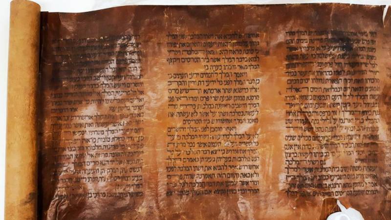 Israel recibe uno de los rollos de Ester más antiguos del mundo para la festividad de Purim