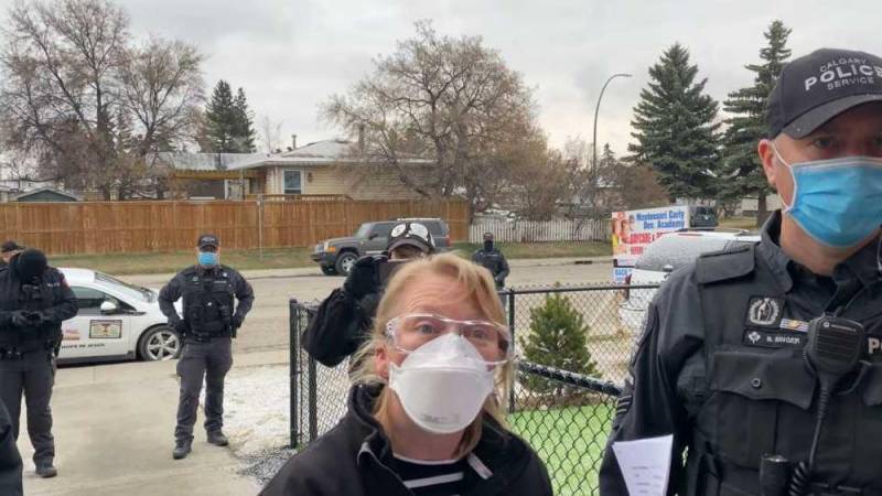 Corte canadiense faculta a la policía para 'hacer todo lo necesario' para irrumpir la iglesia del pastor Pawlowski